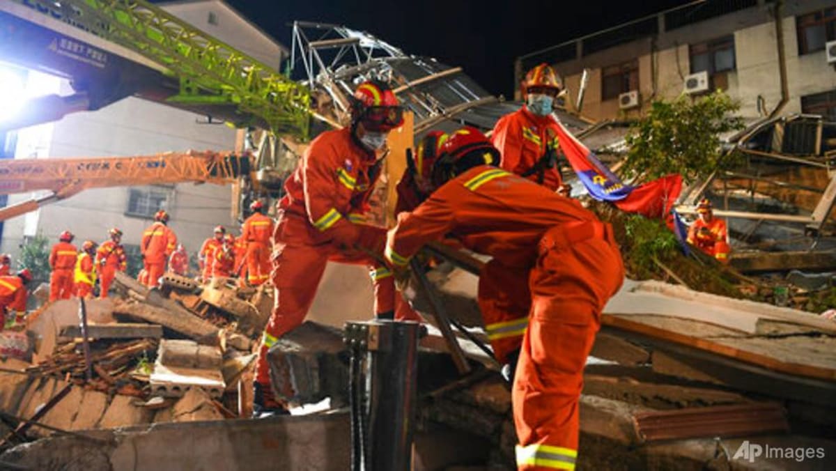 Partial Collapse Of Historic Chinese Tower Leaves Tourists In Chaos Partial Collapse Of Historic Chinese Tower Leaves Tourists In Chaos