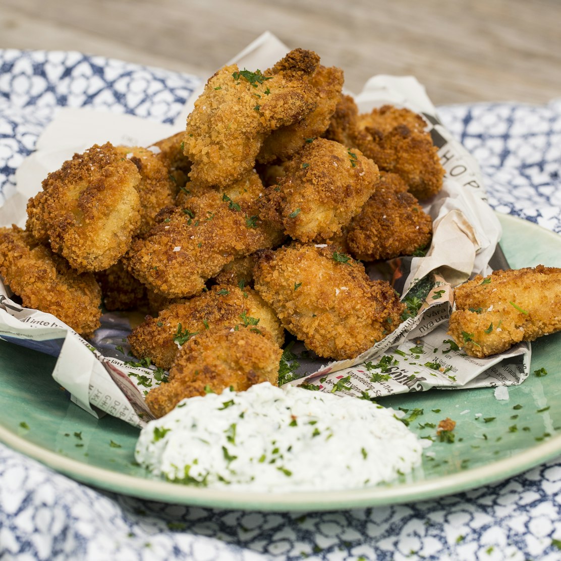 Perfekta Kycklingnuggets: Friterade I Majsflingor Och Serverade Med Kålsallad Perfekta Kycklingnuggets: Friterade I Majsflingor Och Serverade Med Kålsallad