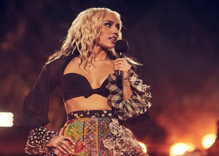 Perseteruan Usai: Selena Gomez Dan Miley Cyrus Akan Jalani Kencan Ganda Perseteruan Usai: Selena Gomez Dan Miley Cyrus Akan Jalani Kencan Ganda