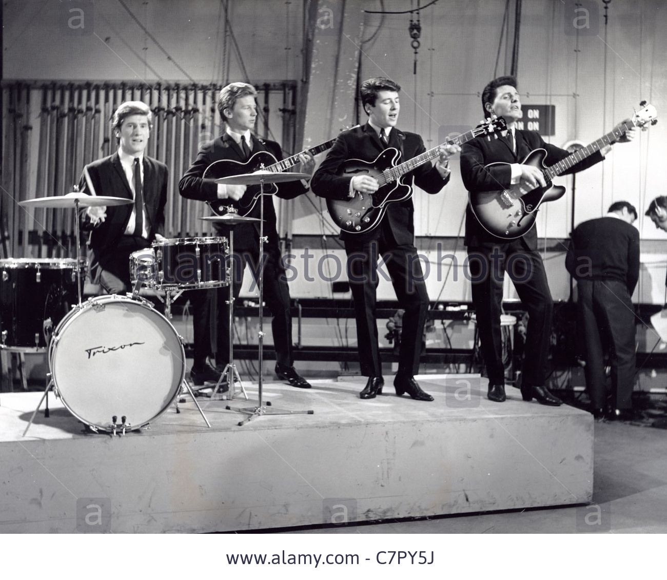 Pop Group The Searchers To Play Final Show At Glastonbury Pop Group The Searchers To Play Final Show At Glastonbury