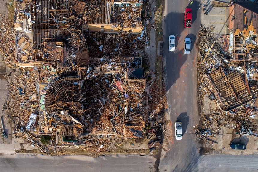 Powerful Tornadoes Leave 25 Dead, Devastate Central US Powerful Tornadoes Leave 25 Dead, Devastate Central US
