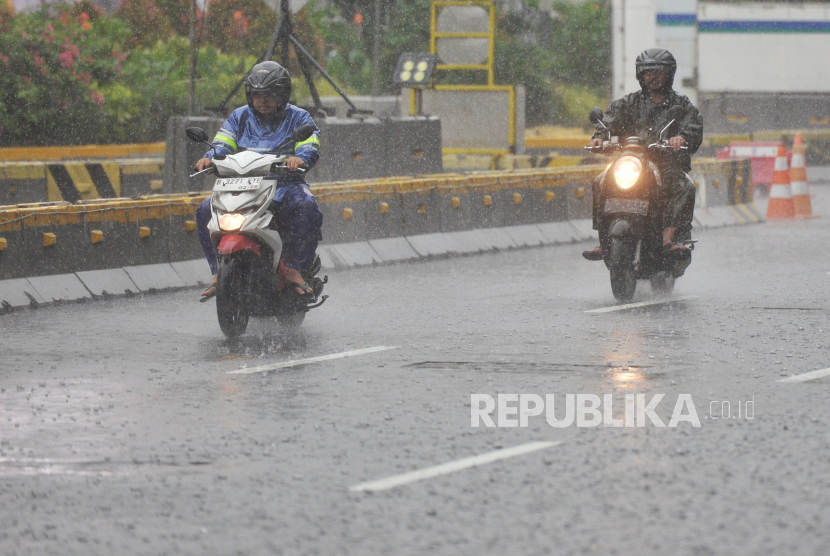 Prakiraan Cuaca Besok Di Jawa Barat: Hujan Hingga Sore Prakiraan Cuaca Besok Di Jawa Barat: Hujan Hingga Sore