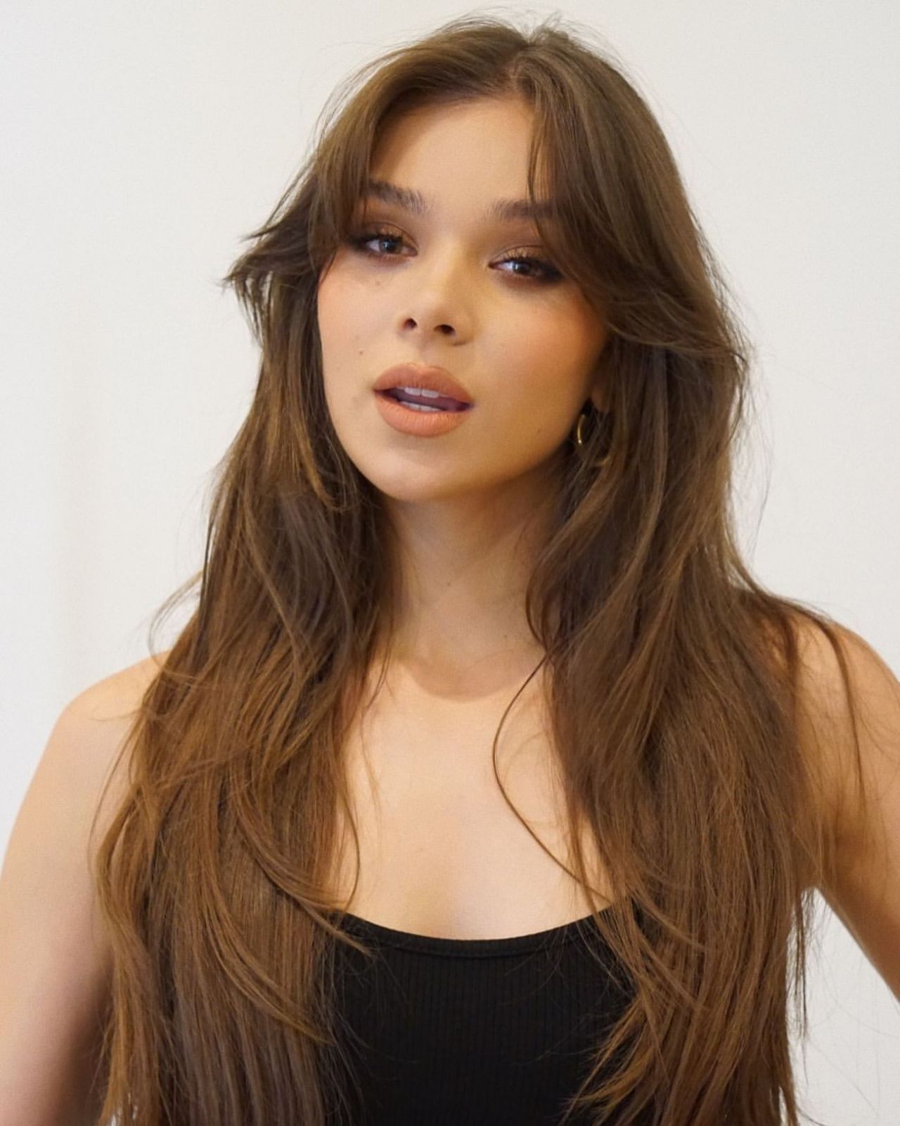 Red Hot: Hailee Steinfeld's Sinner Photo Call Look In Mexico Red Hot: Hailee Steinfeld's Sinner Photo Call Look In Mexico