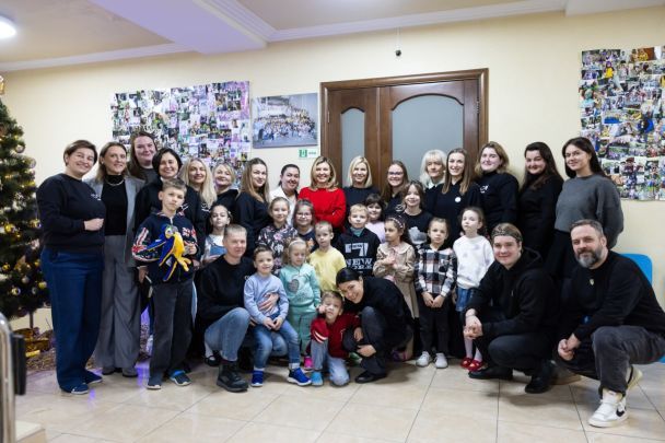 Ріанна: Шикарний Вихід У Широких Джинсах Та Розкішних Прикрасах Ріанна: Шикарний Вихід У Широких Джинсах Та Розкішних Прикрасах