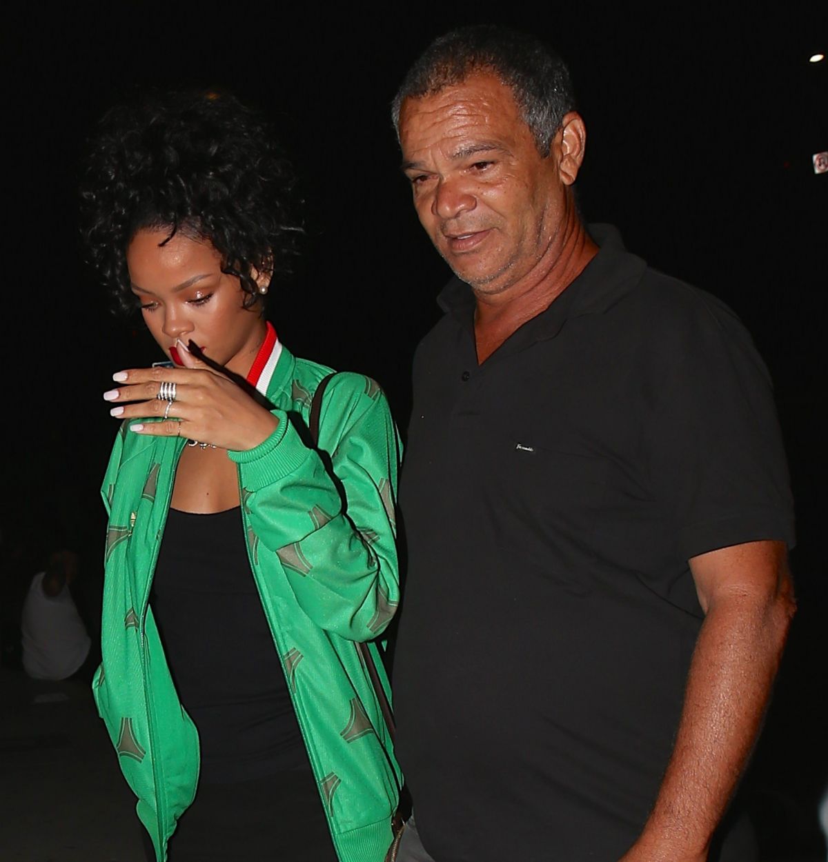 Rihanna's Santa Monica Dinner: A Look At Her Stylish Winter Ensemble Rihanna's Santa Monica Dinner: A Look At Her Stylish Winter Ensemble