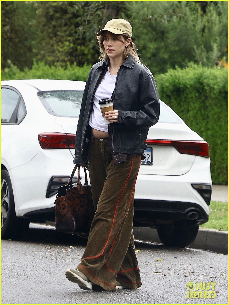Robert Pattinson And Suki Waterhouse: Script Practice And Relationship Robert Pattinson And Suki Waterhouse: Script Practice And Relationship