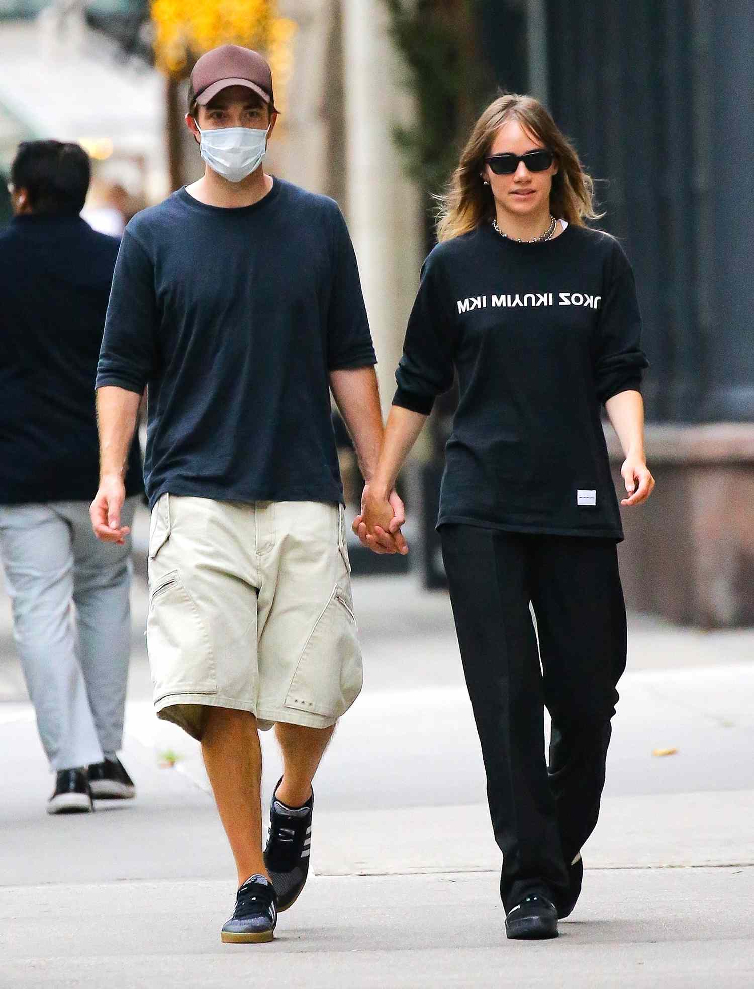 Robert Pattinson & Suki Waterhouse's New York PDA: Fueling The Batman 2 Rumors Robert Pattinson & Suki Waterhouse's New York PDA: Fueling The Batman 2 Rumors