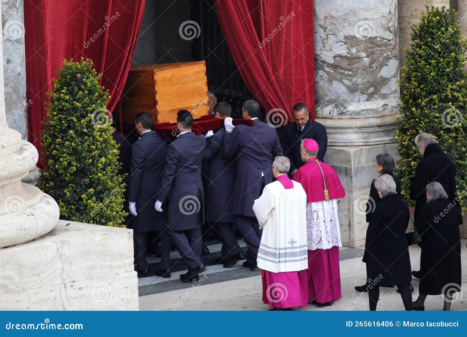 Roma: Fiéis Aguardam Missa De Funeral Do Papa Francisco Em Vigília Noturna Roma: Fiéis Aguardam Missa De Funeral Do Papa Francisco Em Vigília Noturna