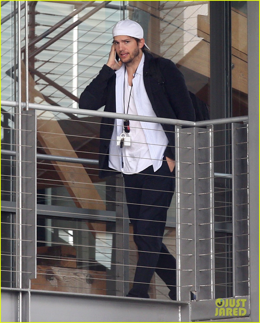 Rumer Willis's Cryptic Comment About Ashton Kutcher Sparks Online Debate Rumer Willis's Cryptic Comment About Ashton Kutcher Sparks Online Debate