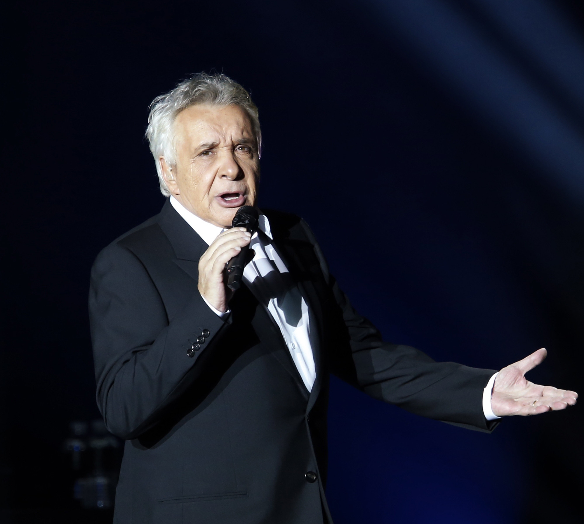 Sardou Et Macron : Un Échange Musclé Lors D'un Dîner Sardou Et Macron : Un Échange Musclé Lors D'un Dîner