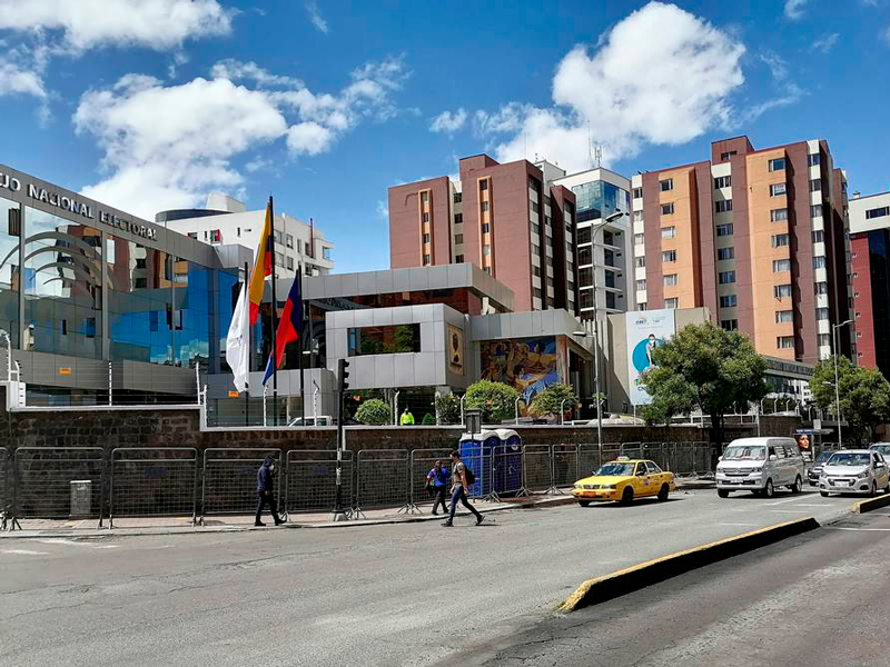 Seguridad Reforzada En El CNE: Policía Nacional Protege Las Instalaciones Seguridad Reforzada En El CNE: Policía Nacional Protege Las Instalaciones