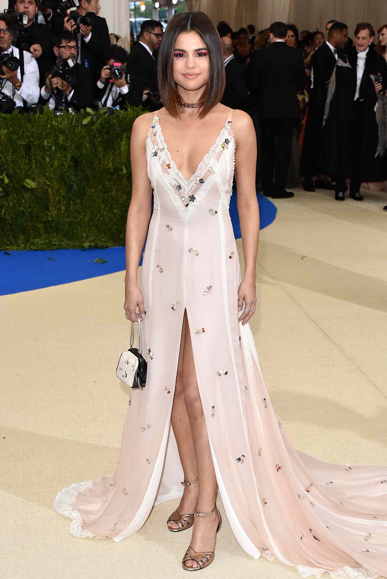 Selena Gomez's Sophisticated High-Waisted Suit: An 80s Office Dream Selena Gomez's Sophisticated High-Waisted Suit: An 80s Office Dream