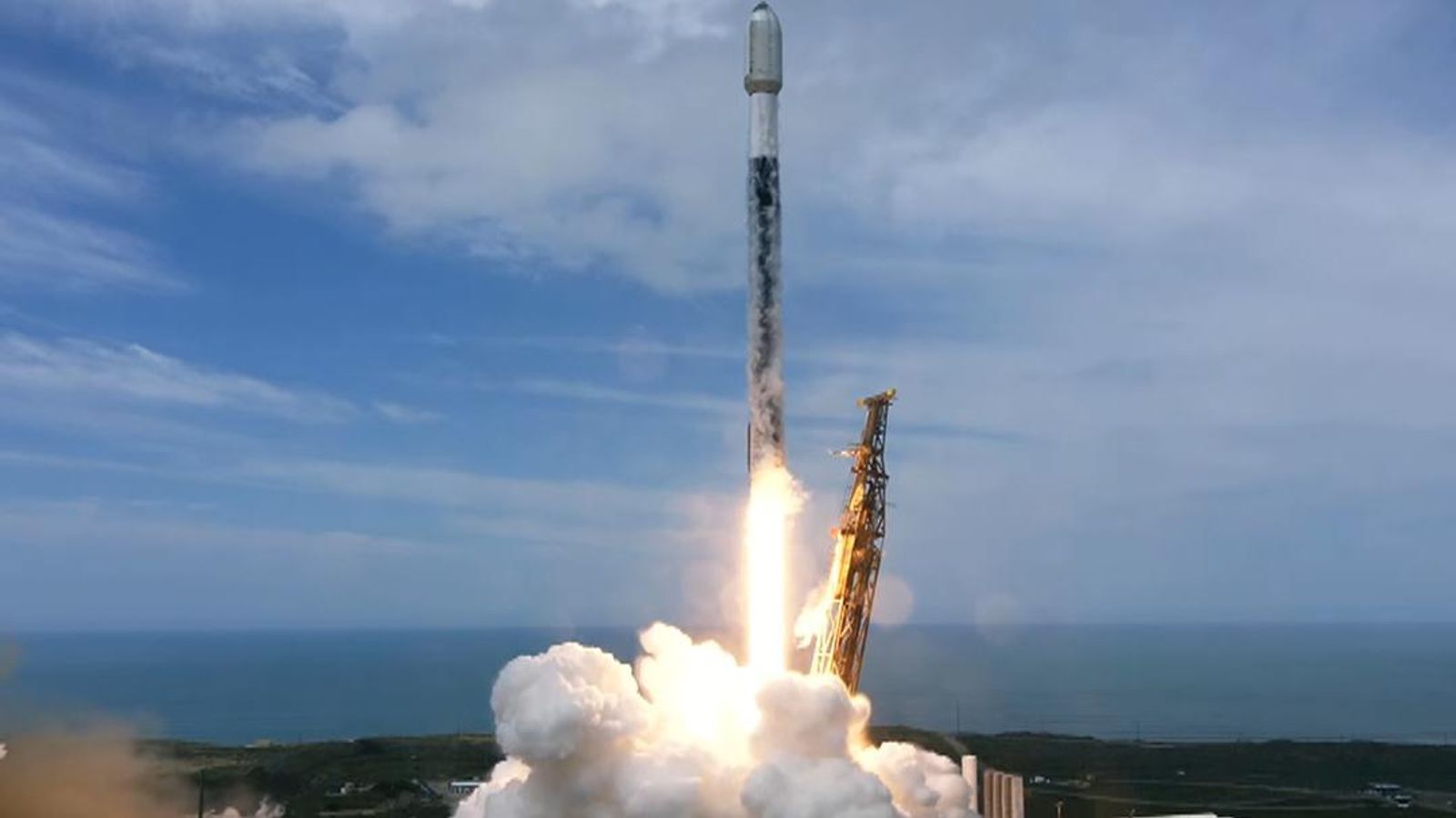 SpaceX's Falcon 9 Launches Another 27 Starlink Satellites SpaceX's Falcon 9 Launches Another 27 Starlink Satellites