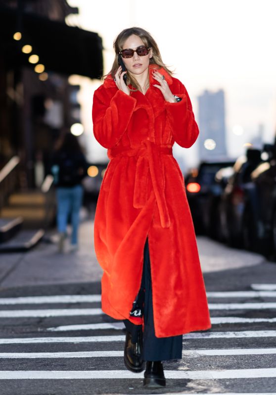 Suki Waterhouse Spotted In NYC: Leather Trench Coat Trend Suki Waterhouse Spotted In NYC: Leather Trench Coat Trend