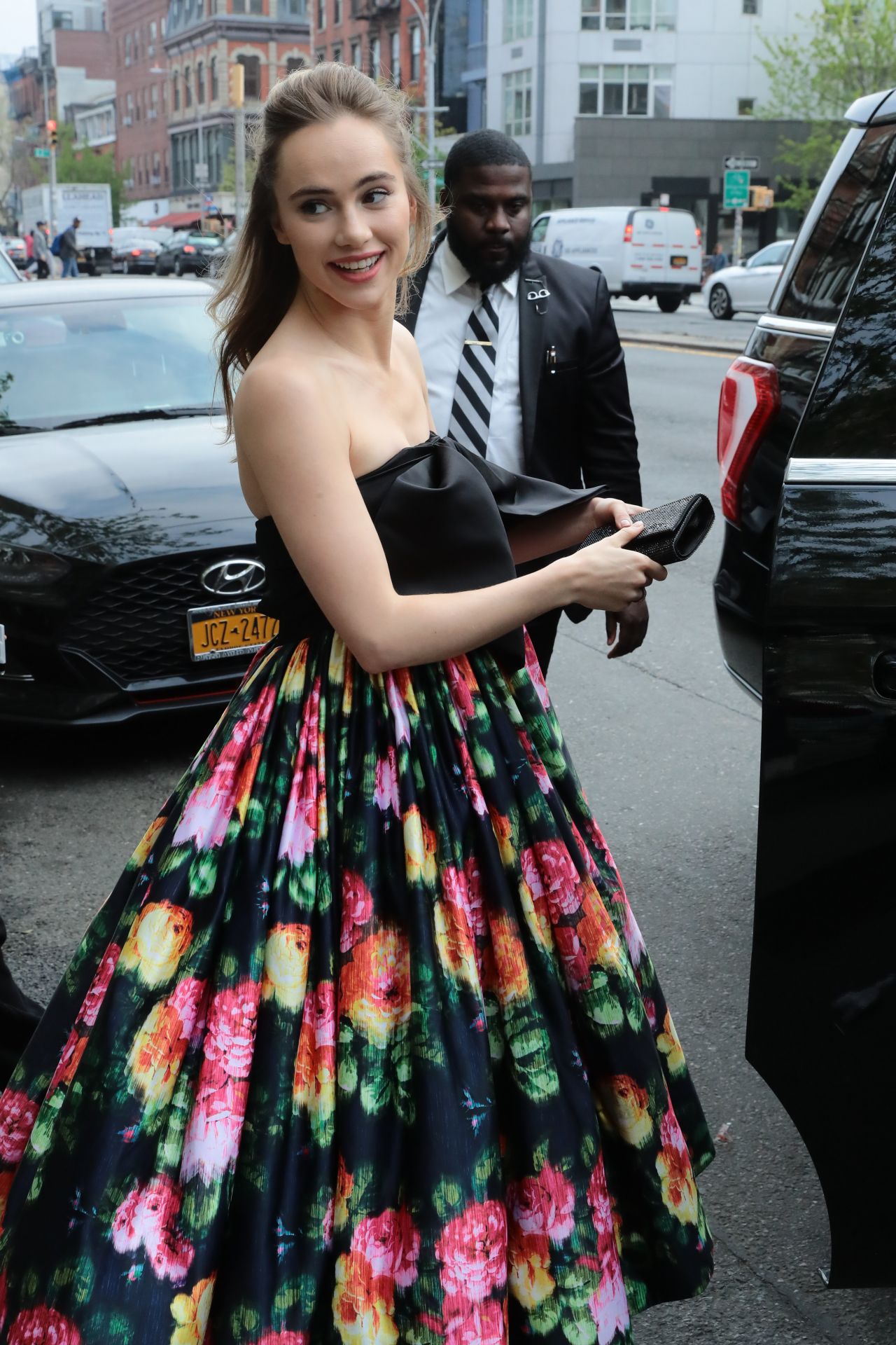 Suki Waterhouse: Stylish In NYC With Embroidered Leather Trench Suki Waterhouse: Stylish In NYC With Embroidered Leather Trench