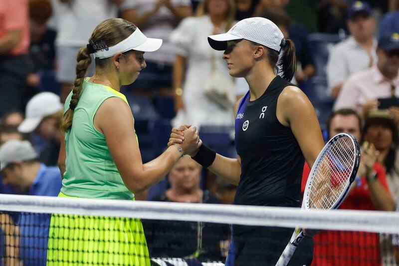 Swiatek Cruises Into US Open Fourth Round With Commanding Victory