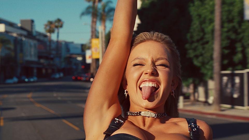 Sydney Sweeney Channels Pain In Post-Breakup Karaoke Performance Sydney Sweeney Channels Pain In Post-Breakup Karaoke Performance
