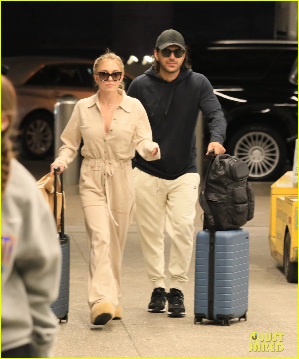 Sydney Sweeney's Fiancé, Jonathan Davino, Seen At Actress's $6 Million LA Home Amidst Breakup Rumors Sydney Sweeney's Fiancé, Jonathan Davino, Seen At Actress's $6 Million LA Home Amidst Breakup Rumors