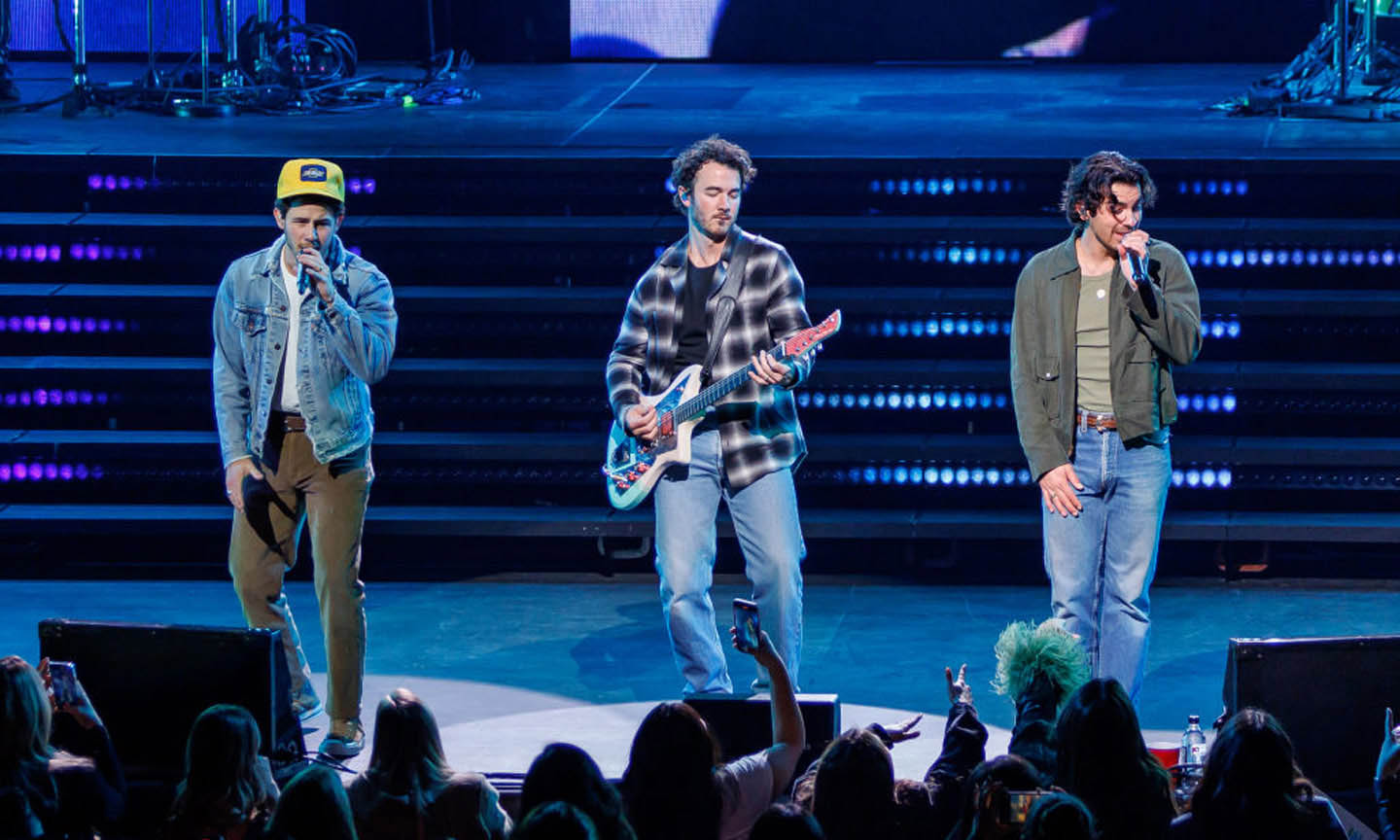The Jonas Brothers: A Couple's Hilarious Dispute & Joe's Reaction The Jonas Brothers: A Couple's Hilarious Dispute & Joe's Reaction