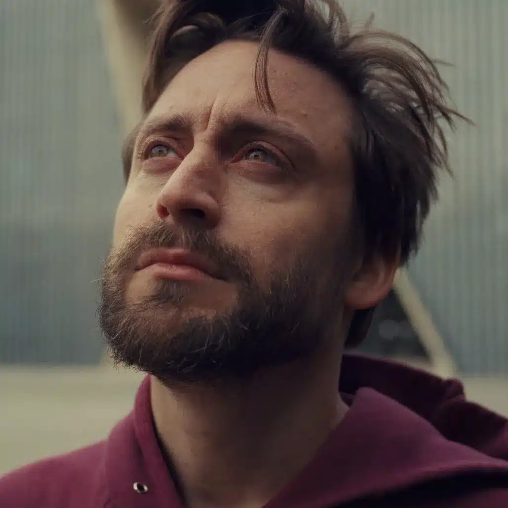 Theaterrecensie: A Real Pain Met Kieran Culkin In Het Kruispunt Theaterrecensie: A Real Pain Met Kieran Culkin In Het Kruispunt