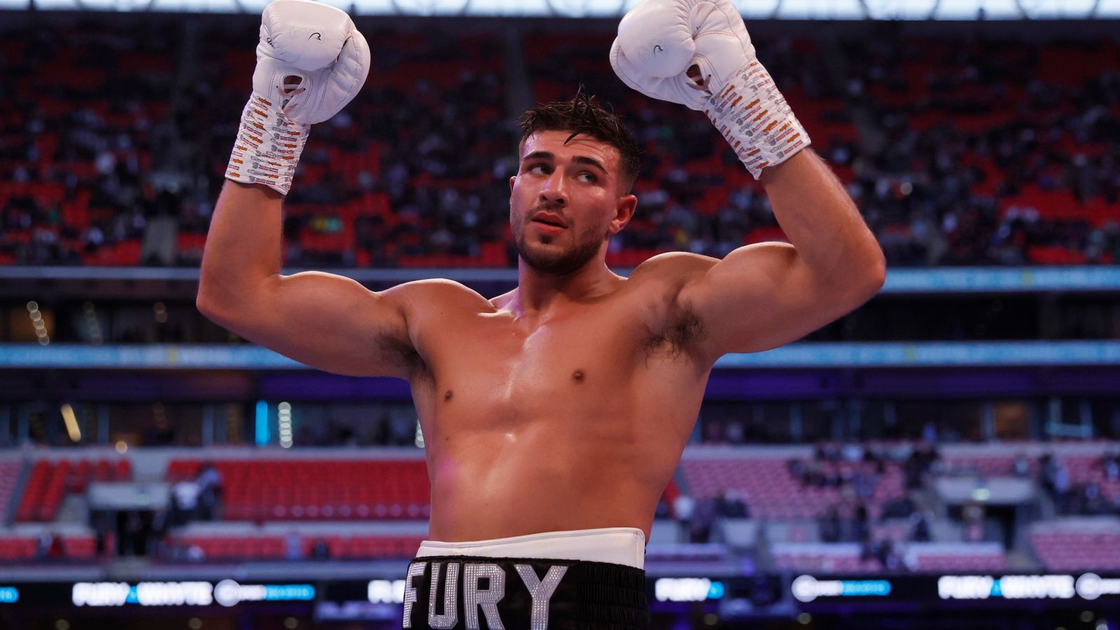 Tommy Fury Budapesten: Éles Szavak Jake Paulnak – Exkluzív Fotók Tommy Fury Budapesten: Éles Szavak Jake Paulnak – Exkluzív Fotók