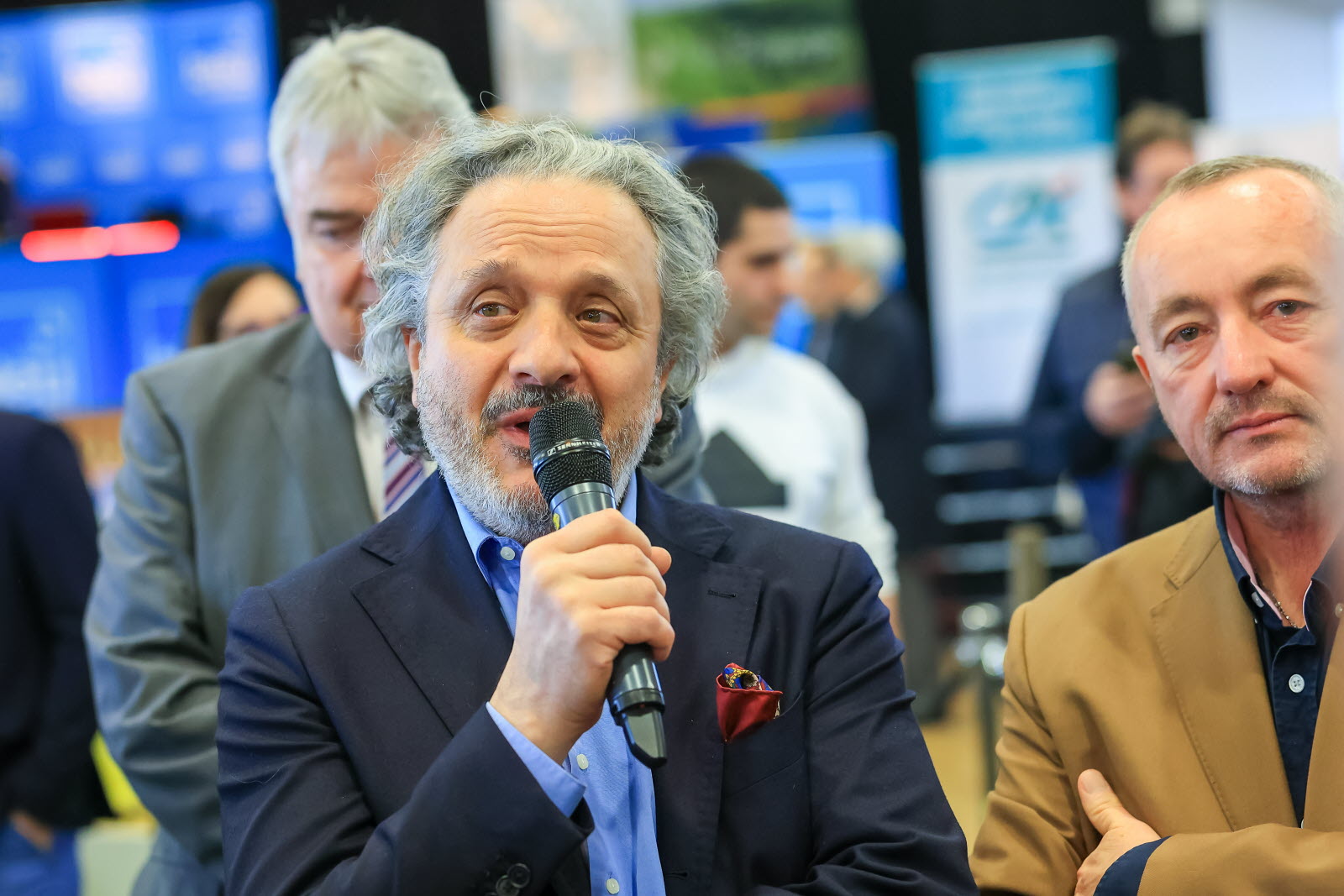 Une Matinée Exceptionnelle À La Vente Des Vins De Nuits-Saint-Georges Avec Philippe Candeloro Et Chantal Ladesou Une Matinée Exceptionnelle À La Vente Des Vins De Nuits-Saint-Georges Avec Philippe Candeloro Et Chantal Ladesou