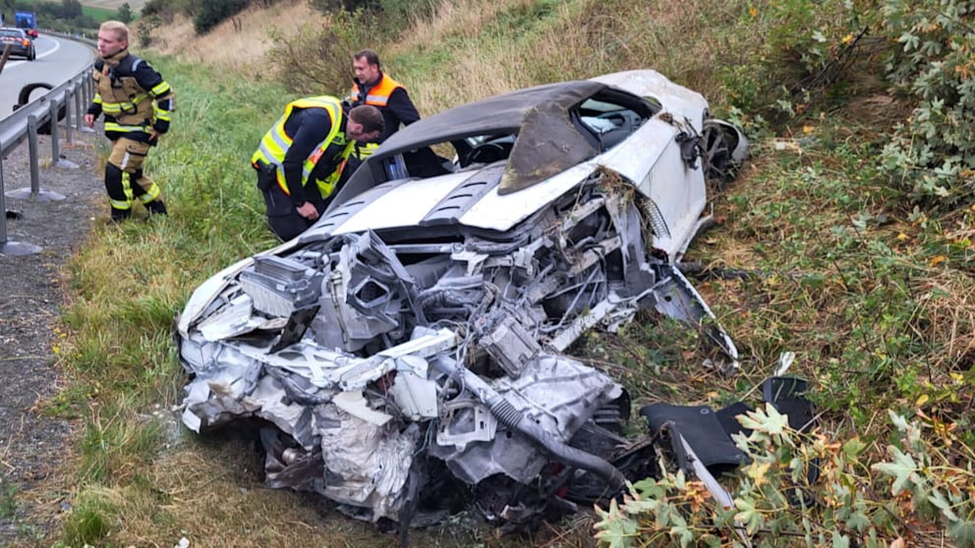 VIDEO: Frații Tate Defilau Prin București Cu Bolidul Lor De Lux VIDEO: Frații Tate Defilau Prin București Cu Bolidul Lor De Lux