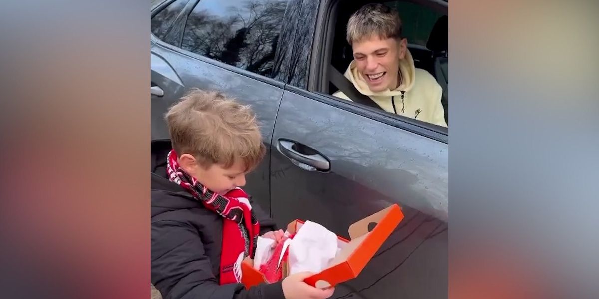 Viral Video Shows Garnacho Seemingly Ignoring Young Fan's Autograph Plea Viral Video Shows Garnacho Seemingly Ignoring Young Fan's Autograph Plea