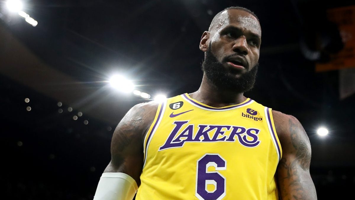 Will LeBron James Target Julius Randle's Defense? Draymond Green Weighs In Will LeBron James Target Julius Randle's Defense? Draymond Green Weighs In